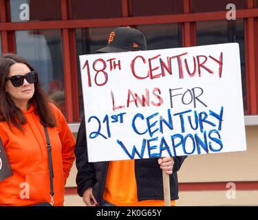 San Francisco, CA - 4 giugno 2022: Wear Orange Stop Gun Violence March, i partecipanti che marciano per e attraverso il Golden Gate Bridge con segni deman Foto Stock