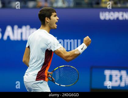 New York, Stati Uniti, 11th. Settembre 2022. Il tennista spagnolo Carlos Alcaraz festeggia durante la MenÕs finale dei campionati americani aperti, il Billie Jean King National Tennis Center domenica 11 settembre 2022. © Juergen Hasenkopf / Alamy Live News Foto Stock