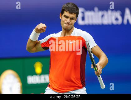 New York, Stati Uniti, 11th. Settembre 2022. Il tennista spagnolo Carlos Alcaraz reagisce durante la MenÕs finale del Campionato americano Open, Billie Jean King National Tennis Center domenica 11 settembre 2022. © Juergen Hasenkopf / Alamy Live News Foto Stock