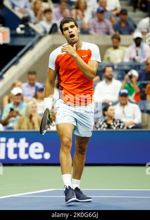 New York, Stati Uniti, 11th. Settembre 2022. Il tennista spagnolo Carlos Alcaraz reagisce durante la MenÕs finale del Campionato americano Open, Billie Jean King National Tennis Center domenica 11 settembre 2022. © Juergen Hasenkopf / Alamy Live News Foto Stock