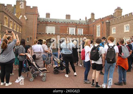 Londra, Regno Unito. 11th Set, 2022. Persone viste dal Palazzo di San Giacomo, dove il re Carlo III è salito sul trono il 10th settembre dopo la morte della regina Elisabetta il. La regina Elisabetta II era regnante di 32 stati sovrani durante la sua vita, 15 al momento della sua morte. Il suo regno di 70 anni e 214 giorni è stato il più lungo di qualsiasi monarca britannico e il più lungo registrato di qualsiasi capo di stato femminile nella storia. (Foto di David Mbiyu/SOPA Images/Sipa USA) Credit: Sipa USA/Alamy Live News Foto Stock