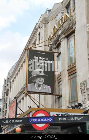 Londra, Regno Unito. 11th Set, 2022. Un omaggio alla Regina Elisabetta il visto dal teatro Dominion su Tottenham Court Road. La regina Elisabetta II era regnante di 32 stati sovrani durante la sua vita, 15 al momento della sua morte. Il suo regno di 70 anni e 214 giorni è stato il più lungo di qualsiasi monarca britannico e il più lungo registrato di qualsiasi capo di stato femminile nella storia. (Credit Image: © David Mbiyu/SOPA Images via ZUMA Press Wire) Foto Stock