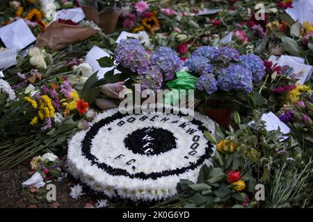 Londra, Regno Unito. 11th settembre 2022. Tributi floreali da tutto il Regno Unito, compreso una squadra di calcio, il parco verde del tappeto di Londra dopo la morte della regina Elisabetta II Credit: Sarah Peters/Alamy Live News Foto Stock