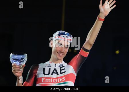 Madrid, Spagna. 11th Set, 2022. Juan Ayuso Pesquera della Spagna e del Team Emirates degli Emirati Arabi Uniti al terzo posto si pone sul podio durante la cerimonia del podio dopo il 77th Tour della Spagna 2022. Il pilota belga Remco Evenepoel ha ottenuto la sua prima vittoria nel Grand Tour nella Vuelta a Espana di Madrid. Il 22 ha dominato la gara di tre settimane, conquistando la vittoria dopo il 21st. Credit: SOPA Images Limited/Alamy Live News Foto Stock