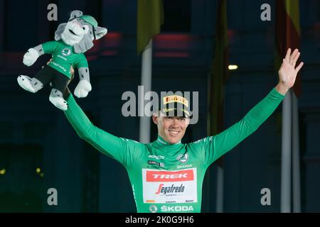 Madrid, Spagna. 11th Set, 2022. Mads Pedersen di Danimarca e Team Trek - Segafredo festeggia la vittoria della maglia Green Points sulla cerimonia del podio dopo il 77th Tour di Spagna 2022, il pilota belga Remco Evenepoel ha ottenuto la sua prima vittoria nel Grand Tour della Vuelta a Espana a Madrid. Il 22 ha dominato la gara di tre settimane, conquistando la vittoria dopo il 21st. Credit: SOPA Images Limited/Alamy Live News Foto Stock