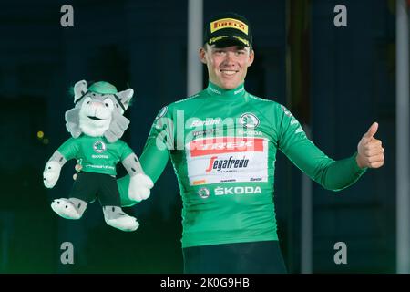 Madrid, Spagna. 11th Set, 2022. Mads Pedersen di Danimarca e Team Trek - Segafredo festeggia la vittoria della maglia Green Points sulla cerimonia del podio dopo il 77th Tour di Spagna 2022, il pilota belga Remco Evenepoel ha ottenuto la sua prima vittoria nel Grand Tour della Vuelta a Espana a Madrid. Il 22 ha dominato la gara di tre settimane, conquistando la vittoria dopo il 21st. Credit: SOPA Images Limited/Alamy Live News Foto Stock