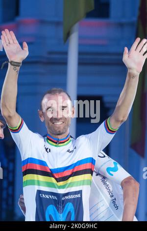 Madrid, Spagna. 11th Set, 2022. Alejandro Valverde Belmonte di Spagna e Movistar Team festeggia durante il suo congedo al ciclismo professionale sul podio dopo il 77th Tour di Spagna 2022 a Madrid. Il pilota belga Remco Evenepoel ha ottenuto la sua prima vittoria nel Grand Tour nella Vuelta a Espana di Madrid. Il 22 ha dominato la gara di tre settimane, conquistando la vittoria dopo il 21st. Credit: SOPA Images Limited/Alamy Live News Foto Stock