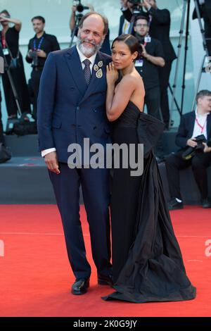 Venezia, Italia. 10th Set, 2022. VENEZIA, ITALIA. 10 settembre 2022: Il regista Luca Guadagnino e Taylor Russell alla cerimonia di chiusura Red Carpet al Festival Internazionale del Cinema di Venezia del 79th. Foto: Kristina Afanasyeva/Caratteristuflash Credit: Paul Smith/Alamy Live News Foto Stock