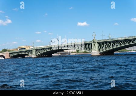 RUSSIA, PIETROBURGO - 20 AGOSTO 2022: petersburg russia ponte fiume neva città di san città famosa, per la notte del cielo da pietro per leningrado san, crepuscolo Foto Stock