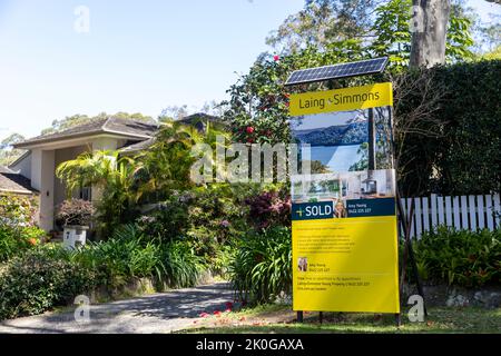 Casa australiana venduta, casa a Avalon Beach con il consiglio di marketing mostra la proprietà venduta, Sydney, NSW, Australia Foto Stock