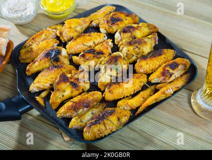 Ali di pollo fritte sulla griglia con salsa Foto Stock