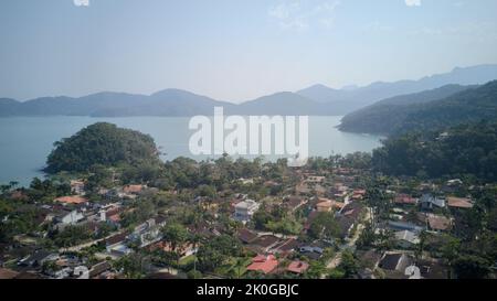 Vista sui droni della spiaggia di Lazaro, Ubatuba, Brasile Foto Stock