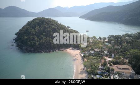 Vista sui droni della spiaggia di Lazaro, Ubatuba, Brasile Foto Stock