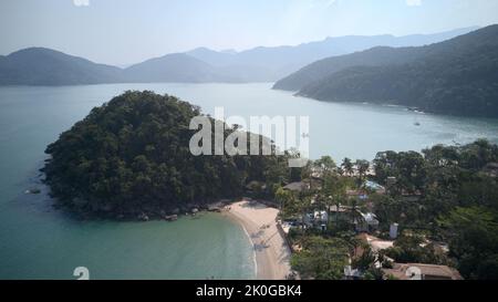 Vista sui droni della spiaggia di Lazaro, Ubatuba, Brasile Foto Stock
