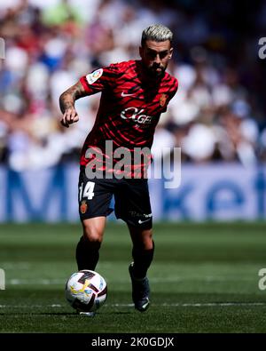 MADRID, SPAGNA - 11 SETTEMBRE: Dani Rodriguez di RCD Mallorca in azione durante la partita la Liga Santander tra Real Madrid CF e RCD Mallorca il 11 settembre 2022 a Santiago Bernabeu a Madrid, Spagna. Credit: Ricardo Larreina/AFLO/Alamy Live News Foto Stock