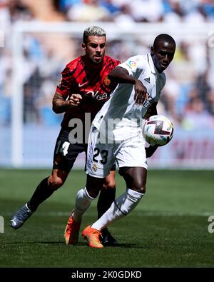 MADRID, SPAGNA - SETTEMBRE 11: Ferland Mendy del Real Madrid CF compete per la palla con Dani Rodriguez di RCD Mallorca durante la partita la Liga Santander tra Real Madrid CF e RCD Mallorca il 11 settembre 2022 a Santiago Bernabeu a Madrid, Spagna. Credit: Ricardo Larreina/AFLO/Alamy Live News Foto Stock