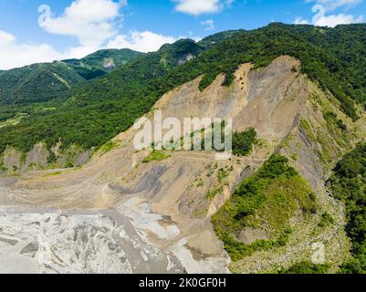 Veduta aerea di frane e cascate sulla strada in montagna Foto Stock