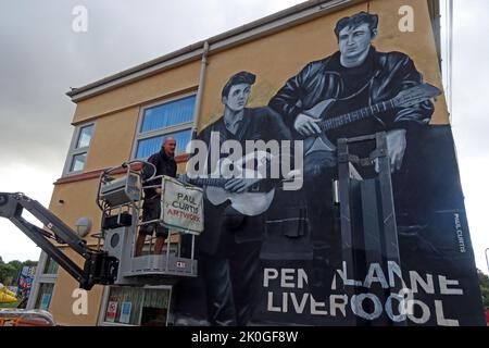 Nuovo dipinto murale dell'artista Paul Curtis sull'estremità gable del Penny Lane Development Trust, Liverpool, L18 John Lennon & Paul McCartney dei Beatles Foto Stock