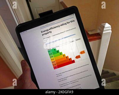 EPC Energy Performance Certificate, per proprietà mal isolate e con un basso livello di efficienza di F in grado di essere migliorata a e, su un tablet iPad Foto Stock