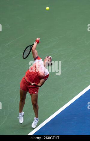 Ons Jabeur (TUN) in gara nella finale femminile al 2022 US Open. Foto Stock