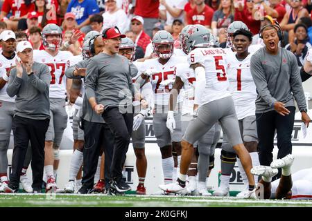 10 settembre 2022: L'allenatore capo dei Washington state Cougars Jake Dickert fa il tifo per la difesa Derrick Langford Jr. (5) dopo aver infranguto un passaggio durante la partita di football NCAA tra i Washington state Cougars e i tassi del Wisconsin al Camp Randall Stadium di Madison, WISCONSIN. Darren Lee/CSM Foto Stock