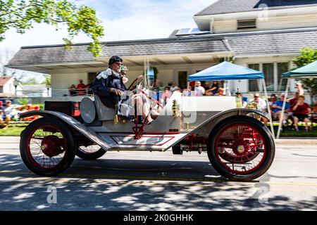 Un grigio Auburn modello 30L Speedster 1912 partecipa alla sfilata del 2022 Auburn Cord Duesenberg Festival a Auburn, Indiana, USA. Foto Stock