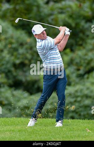 Jennings, Missouri, Stati Uniti. 11 settembre 2022: Golfista Justin Leonard colpisce dal fairway 1st nonostante la lotta contro le condizioni di vento e bagnato l'ultimo giorno dell'Ascension Charity Classic tenuto al Norwood Hills Country Club di Jennings, MO Richard Ulreich/CSM Credit: CAL Sport Media/Alamy Live News Foto Stock