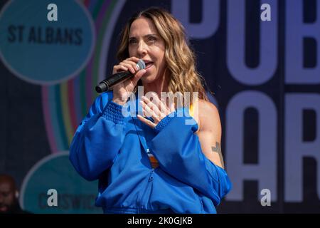 Mel C AKA Spice sportivo che si esibisce dal vivo sul palco durante il festival. Pub in the Park, ora il più grande festival di cibo e musica per visitare il Regno Unito ha fatto una sosta a St Albans in Hertfordshire Sabato pomeriggio il palcoscenico di musica dal vivo ha visto la partecipazione di artisti Kaiser Chiefs - Ricky Wilson, Andrew White, Simon Rix, Vijay Mistry e Nick 'peanut' Baines, Melanie C/ Mel C che è meglio conosciuto come uno dei cinque membri delle Spice Girls, durante il quale è stata soprannominata Spice sportiva e la band dodgy. Inoltre, intorno al sito del festival c'erano 'Hairy Biker'- si King e Adam Woodyatt meglio conosciuti per il suo ruolo Foto Stock