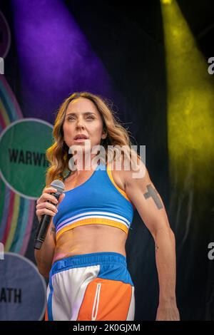 Mel C AKA Spice sportivo che si esibisce dal vivo sul palco durante il festival. Pub in the Park, ora il più grande festival di cibo e musica per visitare il Regno Unito ha fatto una sosta a St Albans in Hertfordshire Sabato pomeriggio il palcoscenico di musica dal vivo ha visto la partecipazione di artisti Kaiser Chiefs - Ricky Wilson, Andrew White, Simon Rix, Vijay Mistry e Nick 'peanut' Baines, Melanie C/ Mel C che è meglio conosciuto come uno dei cinque membri delle Spice Girls, durante il quale è stata soprannominata Spice sportiva e la band dodgy. Inoltre, intorno al sito del festival c'erano 'Hairy Biker'- si King e Adam Woodyatt meglio conosciuti per il suo ruolo Foto Stock