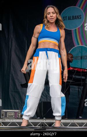 Mel C AKA Spice sportivo che si esibisce dal vivo sul palco durante il festival. Pub in the Park, ora il più grande festival di cibo e musica per visitare il Regno Unito ha fatto una sosta a St Albans in Hertfordshire Sabato pomeriggio il palcoscenico di musica dal vivo ha visto la partecipazione di artisti Kaiser Chiefs - Ricky Wilson, Andrew White, Simon Rix, Vijay Mistry e Nick 'peanut' Baines, Melanie C/ Mel C che è meglio conosciuto come uno dei cinque membri delle Spice Girls, durante il quale è stata soprannominata Spice sportiva e la band dodgy. Inoltre, intorno al sito del festival c'erano 'Hairy Biker'- si King e Adam Woodyatt meglio conosciuti per il suo ruolo Foto Stock