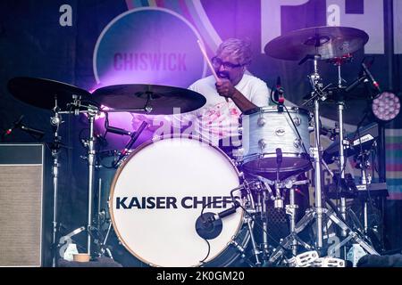 Vijay Mistry si esibisce dal vivo sul palco con i Kaiser Chiefs al festival. Pub in the Park, ora il più grande festival di cibo e musica per visitare il Regno Unito ha fatto una sosta a St Albans in Hertfordshire Sabato pomeriggio il palcoscenico di musica dal vivo ha visto la partecipazione di artisti Kaiser Chiefs - Ricky Wilson, Andrew White, Simon Rix, Vijay Mistry e Nick 'peanut' Baines, Melanie C/ Mel C che è meglio conosciuto come uno dei cinque membri delle Spice Girls, durante il quale è stata soprannominata Spice sportiva e la band dodgy. Inoltre, intorno al sito del festival c'erano 'Hairy Biker'- si King e Adam Woodyatt meglio conosciuti per la sua r Foto Stock