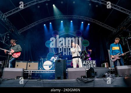 La rock band Kaiser Chiefs suona dal vivo sul palco al Pub in the Park. Pub in the Park, ora il più grande festival di cibo e musica per visitare il Regno Unito ha fatto una sosta a St Albans in Hertfordshire Sabato pomeriggio il palcoscenico di musica dal vivo ha visto la partecipazione di artisti Kaiser Chiefs - Ricky Wilson, Andrew White, Simon Rix, Vijay Mistry e Nick 'peanut' Baines, Melanie C/ Mel C che è meglio conosciuto come uno dei cinque membri delle Spice Girls, durante il quale è stata soprannominata Spice sportiva e la band dodgy. Inoltre, intorno al sito del festival c'erano 'Hairy Biker'- si King e Adam Woodyatt meglio conosciuti per hi Foto Stock