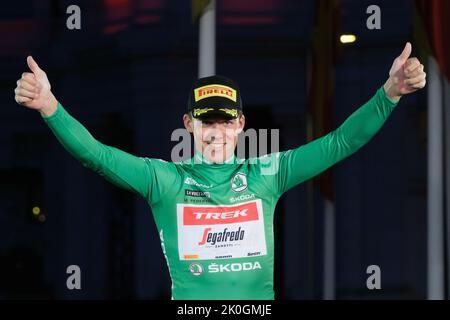 Madrid, Spagna. 11th Set, 2022. Mads Pedersen di Danimarca e Team Trek - Segafredo festeggia la vittoria della maglia Green Points sulla cerimonia del podio dopo il 77th Tour di Spagna 2022, il pilota belga Remco Evenepoel ha ottenuto la sua prima vittoria nel Grand Tour della Vuelta a Espana a Madrid. Il 22 ha dominato la gara di tre settimane, conquistando la vittoria dopo il 21st. (Foto di Atilano Garcia/SOPA Images/Sipa USA) Credit: Sipa USA/Alamy Live News Foto Stock