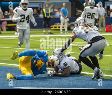 Inglewood, Stati Uniti. 11th Set, 2022. Il ricevitore di caricabatterie DeAndre carter tira in un attacco durante la prima metà di una partita tra i Los Angeles Chargers e gli Oakland Raiders al SoFi Stadium di Inglewood CA, domenica 11 settembre 2022. Foto di Mike Goulding/UPI Credit: UPI/Alamy Live News Foto Stock