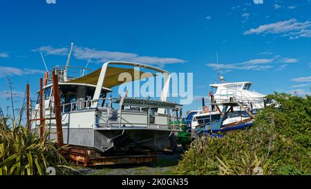 Kaikoura, distretto di Kaikoura / Aotearoa / Nuova Zelanda - 19 Agosto, 2022: Barche da pesca charter parcheggiate nel porto di South Bay, Kaikoura, isola meridionale Foto Stock