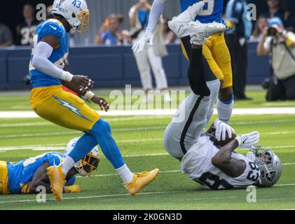 Inglewood, Stati Uniti. 11th Set, 2022. L'estremità stretta dei Raiders Darren Waller (83) si è calato con la sua ricezione come Michael Davis (43) di capoccia dei Chargers durante la prima metà di una partita tra i Los Angeles Chargers e gli Oakland Raiders al SoFi Stadium di Inglewood CA, domenica 11 settembre 2022. Foto di Mike Goulding/UPI Credit: UPI/Alamy Live News Foto Stock