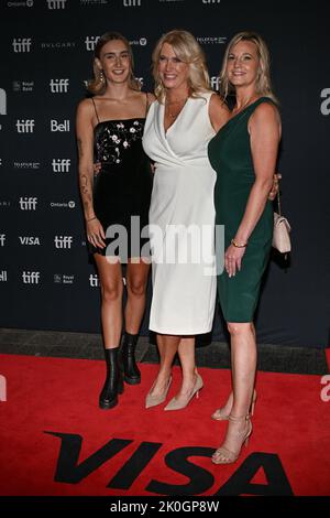 Amy Loughren (centro) e gli ospiti sono presenti alla proiezione del film The Good Nurse durante il 47th Toronto International Film Festival (TIFF) a Toronto, Canada il 11 settembre 2022. Foto di Julien Reynaud/APS-Medias/ABACAPRESS.COM Foto Stock