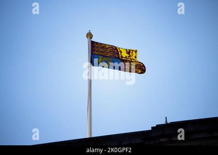 Londra, Regno Unito. 11th Set, 2022. Il Royal Standard del Regno Unito visto volare sopra il Buckingham Palace. Migliaia di milioni di persone provenienti da tutto il mondo continuano a venire a Buckingham Palace per rendere omaggio alla regina Elisabetta II, che era in trono per più di 70 anni e morì il 8th settembre 2022. Credit: SOPA Images Limited/Alamy Live News Foto Stock