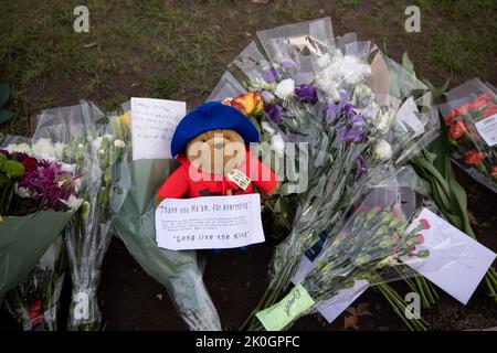 Londra, Regno Unito. 11th Set, 2022. Un orso di Paddington con i messaggi visti con i tributi floreali fuori del Buckingham Palace. Migliaia di milioni di persone provenienti da tutto il mondo continuano a venire a Buckingham Palace per rendere omaggio alla regina Elisabetta II, che era in trono per più di 70 anni e morì il 8th settembre 2022. Credit: SOPA Images Limited/Alamy Live News Foto Stock