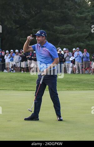 Jennings, Missouri, Stati Uniti. 11 settembre 2022: Il golfista Padraig Harrington festeggia la sua vittoria all'Ascension Charity Classic tenuto al Norwood Hills Country Club di Jennings, MO Richard Ulreich/CSM Credit: CAL Sport Media/Alamy Live News Foto Stock