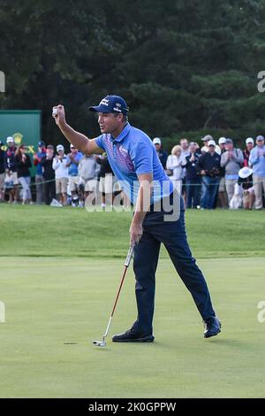 Jennings, Missouri, Stati Uniti. 11 settembre 2022: Il golfista Padraig Harrington festeggia la sua vittoria all'Ascension Charity Classic tenuto al Norwood Hills Country Club di Jennings, MO Richard Ulreich/CSM Credit: CAL Sport Media/Alamy Live News Foto Stock