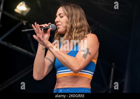 Mel C AKA Spice sportivo che si esibisce dal vivo sul palco durante il festival. Pub in the Park, ora il più grande festival di cibo e musica per visitare il Regno Unito ha fatto una sosta a St Albans in Hertfordshire Sabato pomeriggio il palcoscenico di musica dal vivo ha visto la partecipazione di artisti Kaiser Chiefs - Ricky Wilson, Andrew White, Simon Rix, Vijay Mistry e Nick 'peanut' Baines, Melanie C/ Mel C che è meglio conosciuto come uno dei cinque membri delle Spice Girls, durante il quale è stata soprannominata Spice sportiva e la band dodgy. Inoltre, intorno al sito del festival c'erano 'Hairy Biker'- si King e Adam Woodyatt meglio conosciuti per il suo ruolo Foto Stock