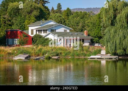 Pelican Marina case di quartiere e lago a Klamath Falls Oregon. Foto Stock