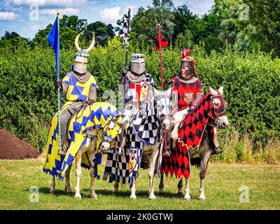 Hever, Regno Unito - 28 Luglio 2013: Tre cavalieri sono pronti per il torneo rievocazione a giostre caso vicino al castello di Hever nel Kent, Inghilterra Foto Stock