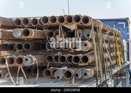 Tubi da costruzione sul retro del camion per la consegna Foto Stock