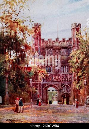 The Gateway of Trinity College Cambridge The Great Entrance Gate, costruito intorno al 1518-35. I pannelli sopra l'arco commemorano re Edoardo terzo e i suoi sei figli. Il Lodge del Maestro è visto in lontananza attraverso il gateway. Dipinto da William Matthison, 1853-1926 nel 1907 Foto Stock