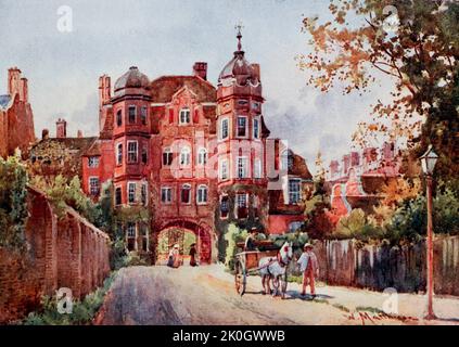 Newnham College, Gateway Cambridge questo mostra il fronte est, ed è chiamato il Pfeifter Building. Tutti gli edifici sono in stile Regina Anna e sono stati progettati da Basil Champneys. Le Porte di Bronzo furono collocate qui come memoriale a Miss Clough dipinte da William Matthison, 1853-1926 nel 1907 Foto Stock