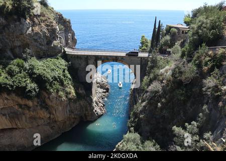 Furore - Scorcio del ponte della litoranea dal sentiero di Via Antonello da Capua Foto Stock