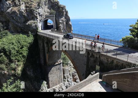 Furore - Scorcio del ponte della strada costiera dal sentiero di Via Antonello da Capua Foto Stock