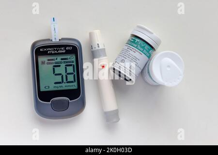 Calgary, Alberta. Canada. 11 settembre 2022. Un misuratore di glucosio nel sangue, kit per il test del diabete Kit per il test dello zucchero nel sangue con strisce reattive e lancette di Exa Foto Stock